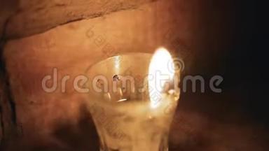 壁炉架上的一个玻璃堆里有一支小蜡烛. 快关门。